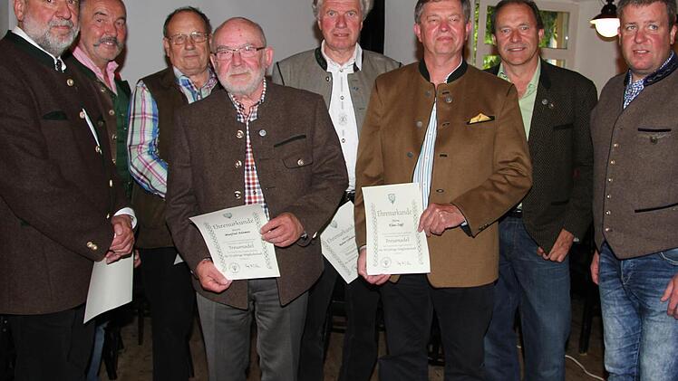 Der Jagdschutz- und Jägerverein zeichnete langjährige Mitglieder aus. Von links: Hugo Losert (40 Jahre), Vorsitzender Peter Müller, Peter Menz (40 Jahre), Manfred Adameit (25 Jahre), Rainer Gäbelein, Klaus Zapf und Berthold Höhn (alle 40 Jahre) und und stellvertretender Vorsitzender Otto Kreil. Fotos: Sonny Adam
