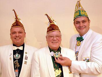 Den "Narr von Europa in Brilliant" erhielt der Sohn des Vereinsgründers, Gerhard Güldner. Auf unserem Foto von links NCC Gesellschaftspräsident Marco Nicolai, Gerhard Güldner und FEN-Präsident Heiko Förster.  Foto: Peter Rauch