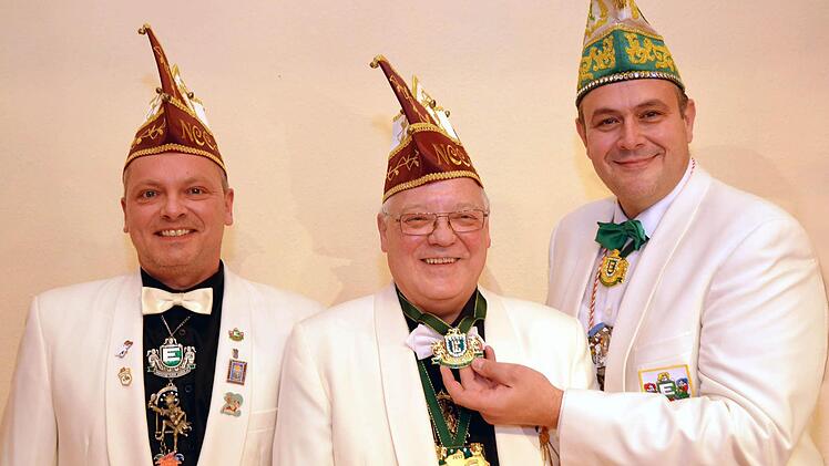 Den "Narr von Europa in Brilliant" erhielt der Sohn des Vereinsgründers, Gerhard Güldner. Auf unserem Foto von links NCC Gesellschaftspräsident Marco Nicolai, Gerhard Güldner und FEN-Präsident Heiko Förster.  Foto: Peter Rauch