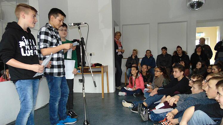 Theo, Ben und Nik haben das Publikum mit ihrem Gedicht überzeugt und das Poetry-Slam-Projekt gewonnen. Foto: Petra Malbrich