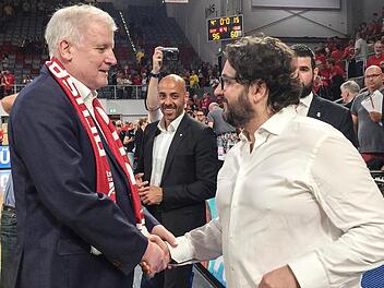 Ministerpräsident Horst Seehofer - seit Jahren Fan der Brose-Basketballer - gratuliert Andrea Trinchieri zum Sieg.