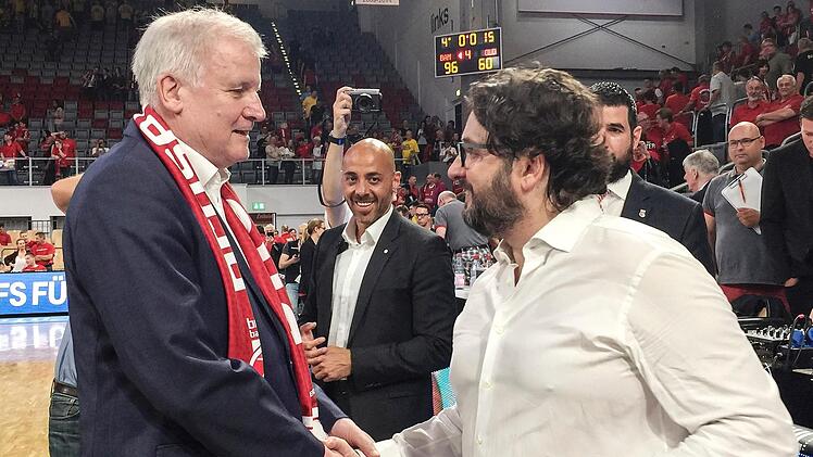 Ministerpräsident Horst Seehofer - seit Jahren Fan der Brose-Basketballer - gratuliert Andrea Trinchieri zum Sieg.
