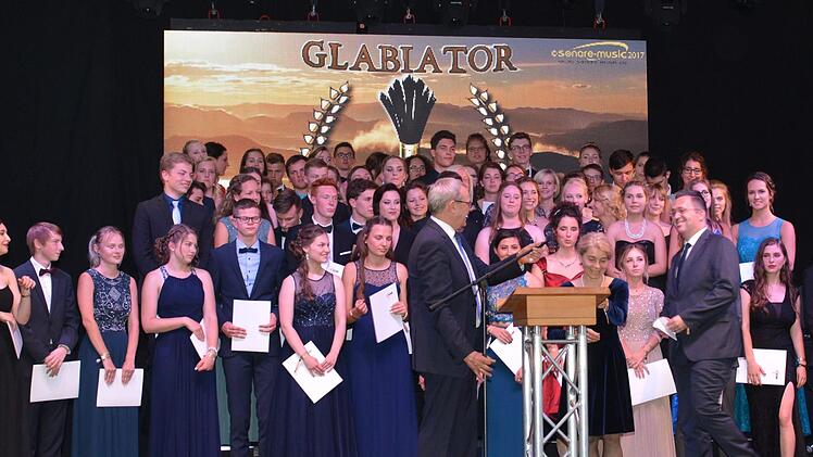 Sie haben es geschafft: 66 Abiturienten wurden von Schulleiter Joachim Schwigon feierlich verabschiedet. Foto: Björn Hein