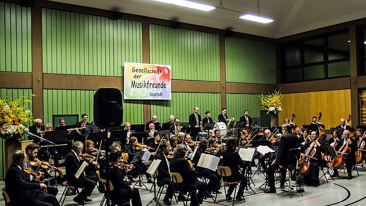 Das Orchester der Musikfreunde Neustadt unter Leitung von Hans Stähli beeindruckte mit seinem Sinfoniekonzert in der Mehrzweckhalle Heubischer Straße.Foto: Jochen Berger
