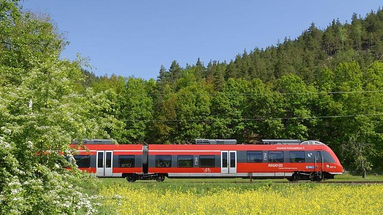 Der Franken-Thüringen-Express fährt unter anderem über Coburg bis Sonneberg. Etliche Organisationen, darunter der Verein Henneberg-Itzgrund Franken, fordern eine weitere Schienenverbindung von Coburg nach Südthüringen. Foto: Deutsche Bahn AG / Frank Barteld