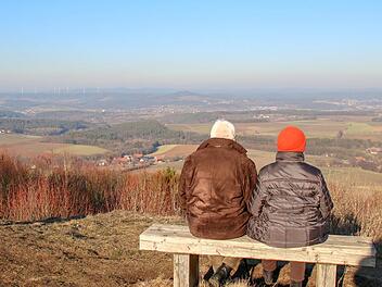 So mögen es Spaziergänger: Vom Görauer Anger reicht der Blick weit hinaus - selbst an diesigen Tagen.  Foto: Katrin Geyer