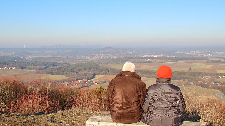 So mögen es Spaziergänger: Vom Görauer Anger reicht der Blick weit hinaus - selbst an diesigen Tagen.  Foto: Katrin Geyer