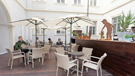 Ulrich Krackhardt (links) im Innenhof