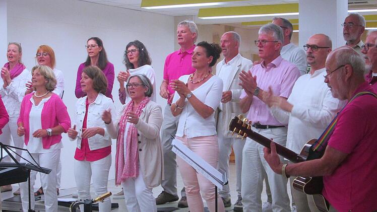Das Ensemble sorgt  für zwei Stunden gute Laune im früheren hammelburger Kaufhaus. Foto: Winfried Ehling