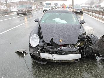 Der Porsche schleuderte &uuml;ber die Autobahn. Foto: Verkehrspolizei Hof