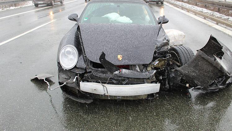 Der Porsche schleuderte &uuml;ber die Autobahn. Foto: Verkehrspolizei Hof