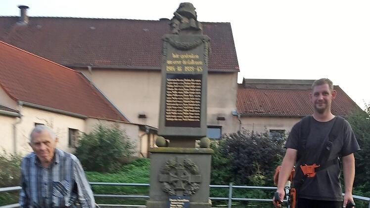 Georg Kraus (links) übergab die Pflege des Kriegerdenkmals in Heuchelheim an Johannes Rückel. Foto: privat