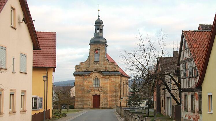 Woher die Oberbrunner Backstaa-Klopfer wohl die Steine ihrer Laurenzi-Kirche haben? Vielleicht aus recyceltem Material der Liebenburg, die einst oberhalb des Dorfes stand und  später als Steinbruch diente.  Wie bei Lego: Mit alten Steinen etwas Neues schaffen. Foto: Matthias Einwag