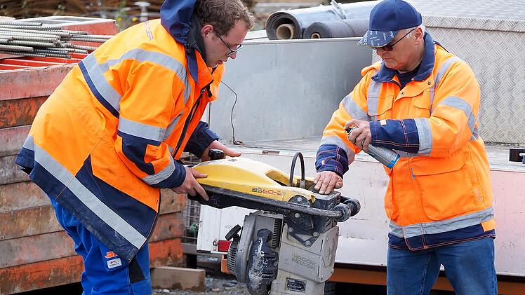 Nicht nur mächtige Walzen, sondern auch kleinere Rüttler kommen auf der Baustelle zum Einsatz.