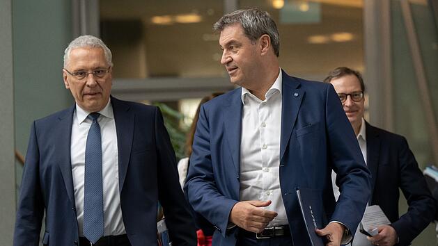 Markus Söder und Joachim Herrmann wollen Geld einsparen, indem Asyl-Kosten gesenkt werden.