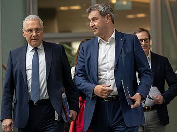 Markus Söder und Joachim Herrmann wollen Geld einsparen, indem Asyl-Kosten gesenkt werden.