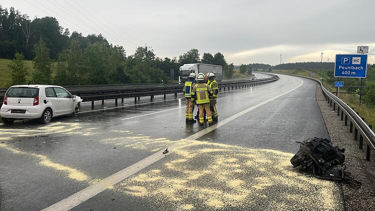 A93 bei Marktredwitz: 23-Jähriger fährt mit „Karacho“ in die Leitplanken – Motor aus Wagen gerissen