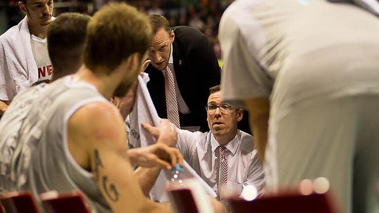 Sie waren am Sonntag die bessere Mannschaft: Die Brose Baskets Bamberg bei einer Auszeit. Foto: Tobias Köpplinger