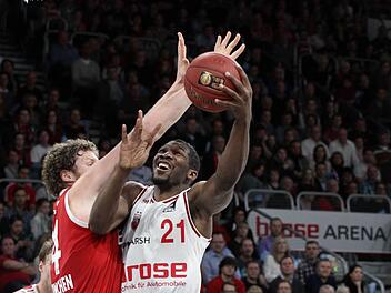 Mit John Bryant (l./2,11 Meter und 127 Kilo) und Trevor Mbakwe (2,07 Meter und 111 Kilo) treffen zwei völlig unterschiedliche Center-Typen aufeinander. Auch von diesem Duell wird heute viel abhängen. Foto: sportpress