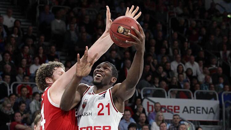 Mit John Bryant (l./2,11 Meter und 127 Kilo) und Trevor Mbakwe (2,07 Meter und 111 Kilo) treffen zwei völlig unterschiedliche Center-Typen aufeinander. Auch von diesem Duell wird heute viel abhängen. Foto: sportpress