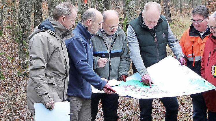 Diskussion im Wald: Die Stadt braucht für ihre 900 Hektar Wald einen neuen Forstbetriebsplan. Bürgermeister Helmut Blank (Bildmitte) sah sich zusammen mit den Stadträten Bruno Schäfer und Klaus Schebler sowie dem Forstsachverständigen Markus Schömig, dem Leiter der Forstbetriebsgemeinschaft Fränkische Rhön, Jörg Mäckler, Armin Otter vom Amt für Ernährung, Landwirtschaft und Forsten (AELF) in Würzburg sowie Bernd Zürner vom AELF in Bad Neustadt im städtischen Wald um.  Foto: Dieter Britz