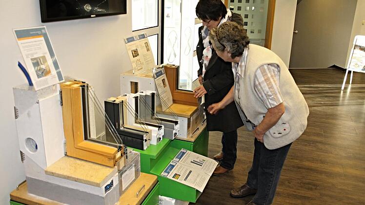 Für die Dämmungsarten von Fenstern und Türen interessieren sich diese beiden Damen. Foto: Helmut Will