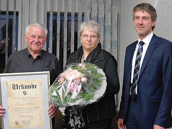 Erwin Müller (links) wurde für seine Verdienste um die Gemeinde von Bürgermeister Jochen (rechts) zum Ehrenbürger ernannt. Gattin Christa hatte ihrem Mann den Rücken frei gehalten.   Stephanie Elm