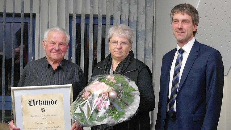 Erwin Müller (links) wurde für seine Verdienste um die Gemeinde von Bürgermeister Jochen (rechts) zum Ehrenbürger ernannt. Gattin Christa hatte ihrem Mann den Rücken frei gehalten.   Stephanie Elm