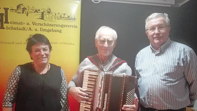 Christiane Kolbet, Hans H&auml;fner und Georg R&ouml;mer (v. l.) unterhielten die G&auml;ste mit Geschichten und Liedern. Foto: privat