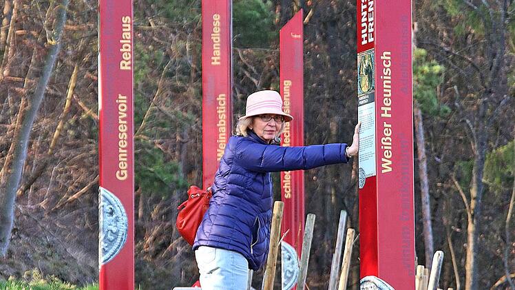 Die Stelen in den Weinbergen hoch über Ramsthal sind das Symbol für die Aktion "terroir f", an der sich die Gemeinde beteiligt.