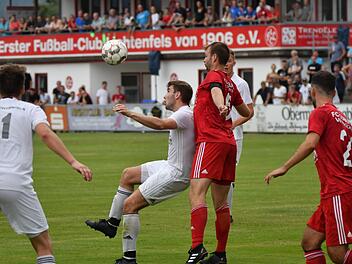 Der Sturmlauf in der Schlussphase brachte den Spielern des FC Lichtenfels (wei&szlig;e Trikots) nicht mehr den erhofften 3:3-Ausgleich. In dieser Szene nimmt Maximilian Pfadenhauer den Ball an um ihn an seinen Mitspieler Dennis Schunke (Nummer 11) zu passen. Coburgs Mannschaftskapit&auml;n Daniel Kimmel bleibt eng dran, greift aber nicht entscheidend ein. Hartmut Guhling und Gunther Czepera