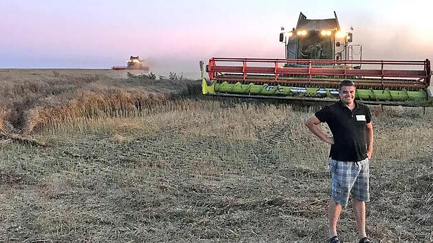 Christian Kowalczyk packt selbst mit an, wenn in seinem russischen Agrarbetrieb mal einer der riesigen M&auml;hdrescher-Giganten streikt. Foto: privat