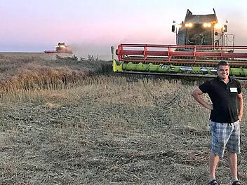 Christian Kowalczyk packt selbst mit an, wenn in seinem russischen Agrarbetrieb mal einer der riesigen Mähdrescher-Giganten streikt. Foto: privat