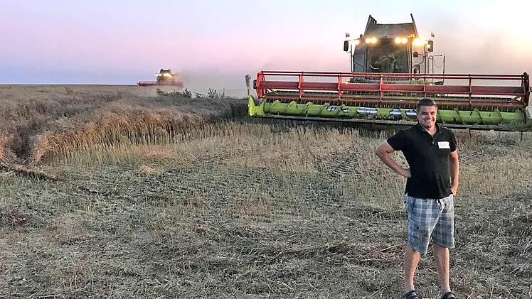 Christian Kowalczyk packt selbst mit an, wenn in seinem russischen Agrarbetrieb mal einer der riesigen Mähdrescher-Giganten streikt. Foto: privat