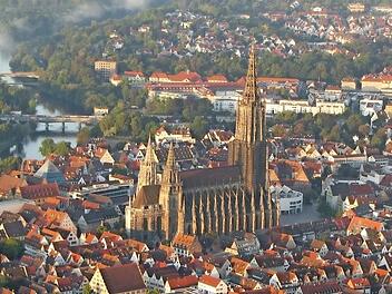 Der Grundstein für das Ulmer Münster wurde 1377 gelegt. Erst knapp über 500 Jahre später wurde der Kirchturm vollendet, der mit 161,53 Metern der höchste weltweit ist.  Fotos: Thorsten Rodeit-Wilken/Gabi Schraudner