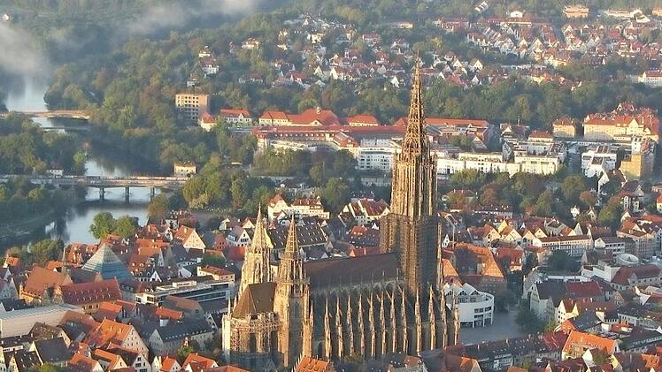 Der Grundstein für das Ulmer Münster wurde 1377 gelegt. Erst knapp über 500 Jahre später wurde der Kirchturm vollendet, der mit 161,53 Metern der höchste weltweit ist.  Fotos: Thorsten Rodeit-Wilken/Gabi Schraudner