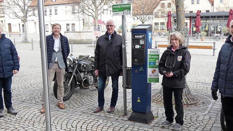 Die Vorteile des Handyparkens in Haßfurt wurden von Verkehrssachbearbeiter Harald Bauer (links), Parkster-Geschäftsführer Patrik Lundberg, Bürgermeister Günther Werner, Verkehrsüberwacherin Christa Göb und Christian Schneider (rechts), Leiter der kommunalen Parküberwachung, vorgestellt.