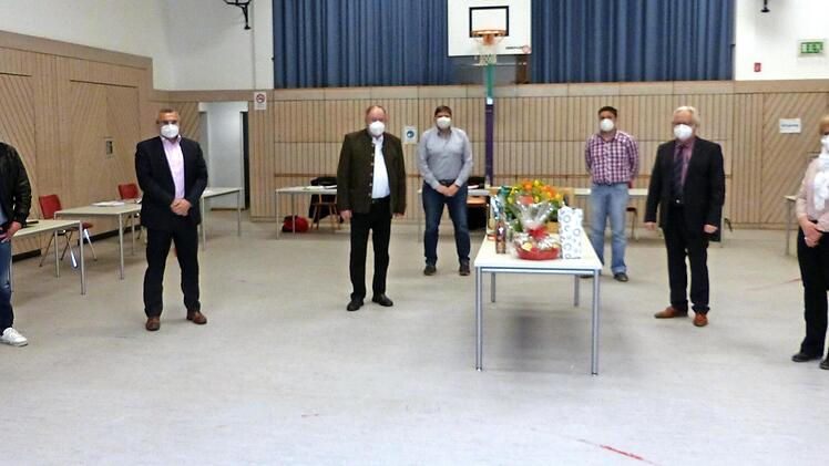 Offiziell verabschiedet wurden die im April 2020 ausgeschiedenen Stadträte und Bürgermeister Alfred Kolenda. Im Bild (von links) Michael (Michi) Hain, Stefan Kollerer, Alfred Kolenda, 2. Bürgermeister Werner Stapf, 3. Bürgermeister Marcus Ott, Bürgermeister Harald Michel und Silvia Turbanisch.