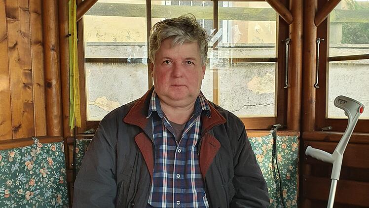 Eugen Pittroff aus Vorderrehberg macht die Stromleitung, unter der er ein Leben lang als Landwirt gearbeitet hat, für seine schwere Erkrankung verantwortlich. Und er sorgt sich um die Gesundheit seiner Familie. Foto: Christine Fischer