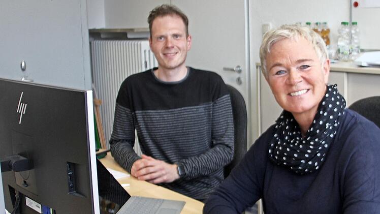 Der Standortleiter der Sabel-FOS Kronach, Fabian Lauterkorn, freut sich, dass er mit Mechthild Beeke eine hochqualifizierte Fachkraft an seine Schule holen konnte.