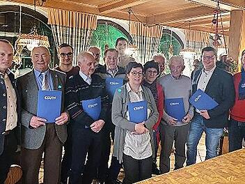 Die Jubilare der CSU Steinach am Wald mit Bürgermeister Thomas Löffler (links) und Landrat Klaus Löffler (rechts)