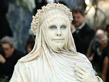 Heidi Klum war bei der diesj&auml;hrigen Met-Gala scheinbar zu Stein erstarrt.