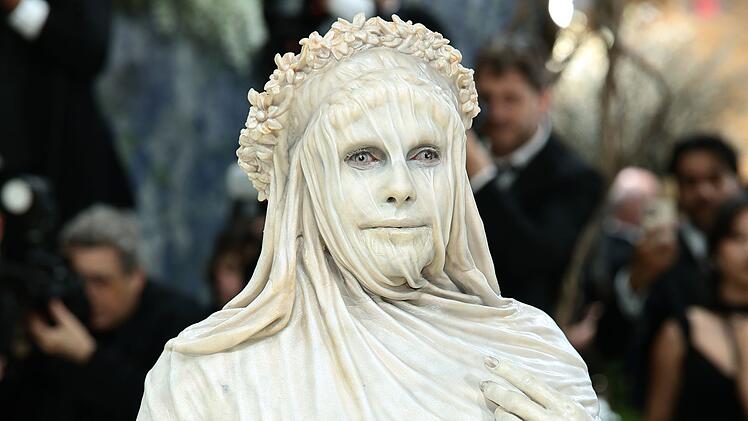 Heidi Klum war bei der diesj&auml;hrigen Met-Gala scheinbar zu Stein erstarrt.