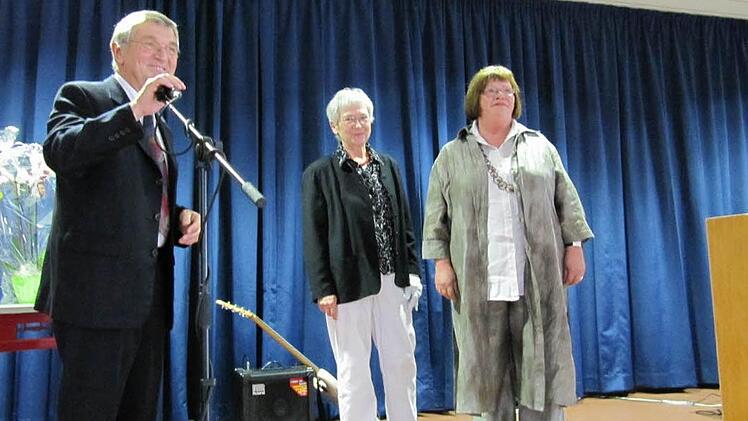 Rektor Allert verabschiedete auch die Lehrerinnen Ute Stegner (Mitte) und Claudia Müller.