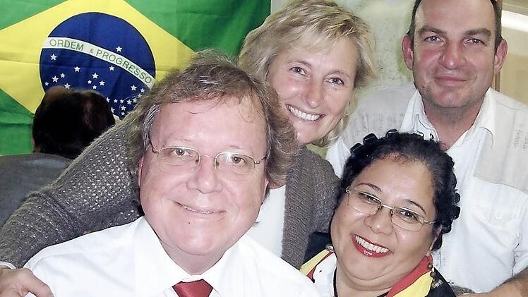 Annette und Heinz Zippelius umarmen ihre brasilianischen Gäste Roberto und Angelina Wittmann.  Foto: Marina Zimmermann