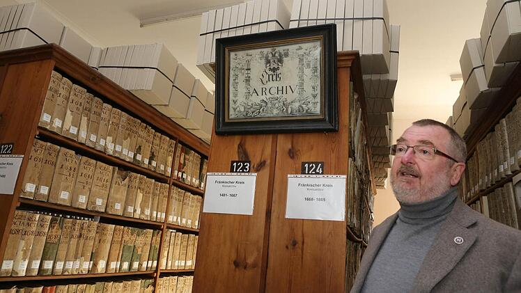 Wie in der Abteilung für den Fränkischen Kreis leidet das Staatsarchiv und das Team um Stefan Nöth (Bild) unter großer Raumnot. Foto: Barbara Herbst