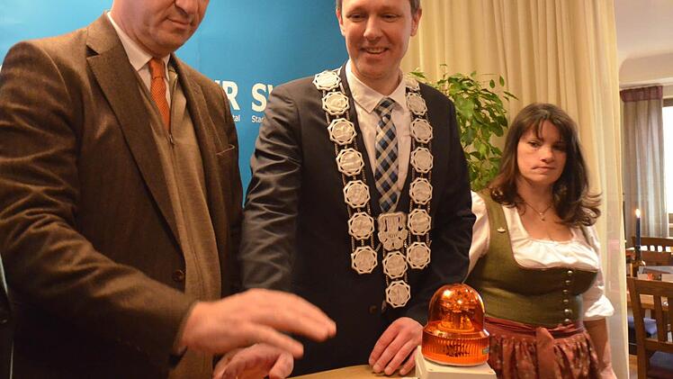 Symbolischer Druck auf den Startknopf für das schnelle Internet Staatsminister Markus Söder mit Bürgermeister Marco Steiner und Kerstin Pilarzyk. Foto: Rainer Lutz