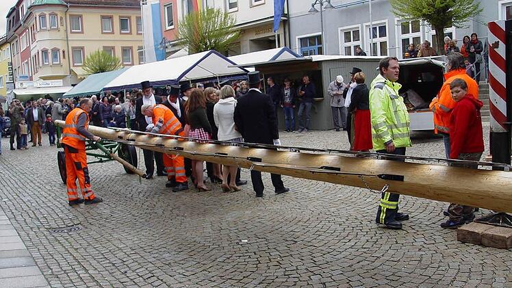 Figuren anbringen. Foto: Brigitta Kempe-Wolf