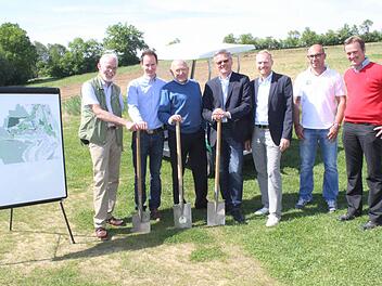 Trotz der erneuten Verweigerung des gemeindlichen Einvernehmens für die Golfplatzerweiterung begingen die Verantwortlichen des Golfclub Erlangen den symbolischen ersten Spatenstich für die Maßnahme auf der Anlage in Schleinhof. Fotos: Karl-Heinz Frank