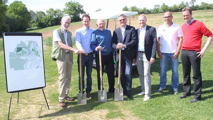 Trotz der erneuten Verweigerung des gemeindlichen Einvernehmens für die Golfplatzerweiterung begingen die Verantwortlichen des Golfclub Erlangen den symbolischen ersten Spatenstich für die Maßnahme auf der Anlage in Schleinhof. Fotos: Karl-Heinz Frank